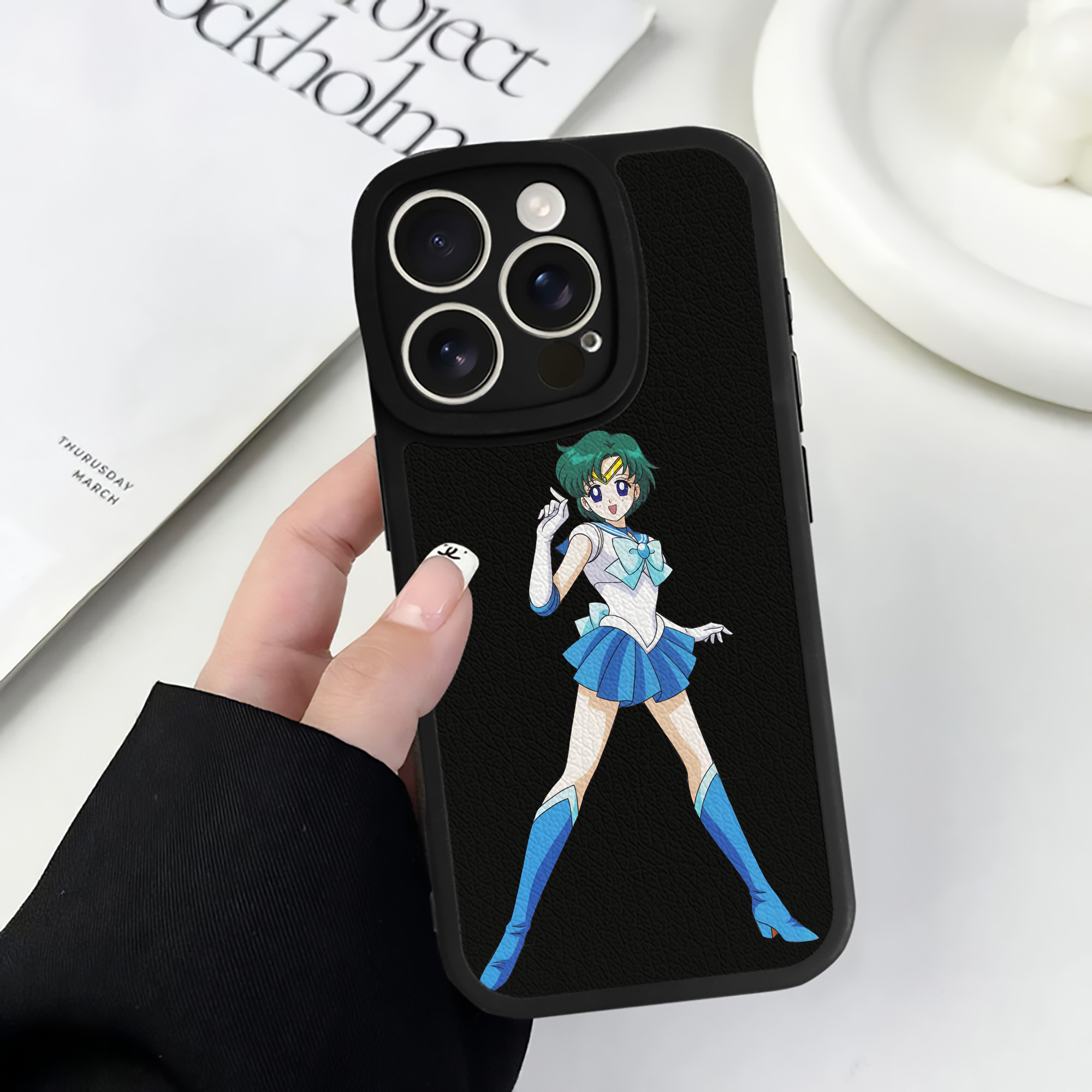（画像用） 美少女戦士セーラームーン 海王 みちる（かいおう みちる） Sailor Moon Kaiou Michiru 【iPhone 16シリーズ対応】シリコンスマホケース（レザー調） 材質：シリコン